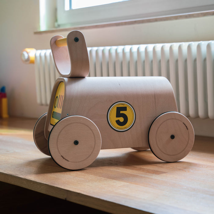 Mamatoyz Racer – Lauflernwagen aus Holz mit einstellbarer Geschwindigkeit & Staufach, ab 10 Monaten