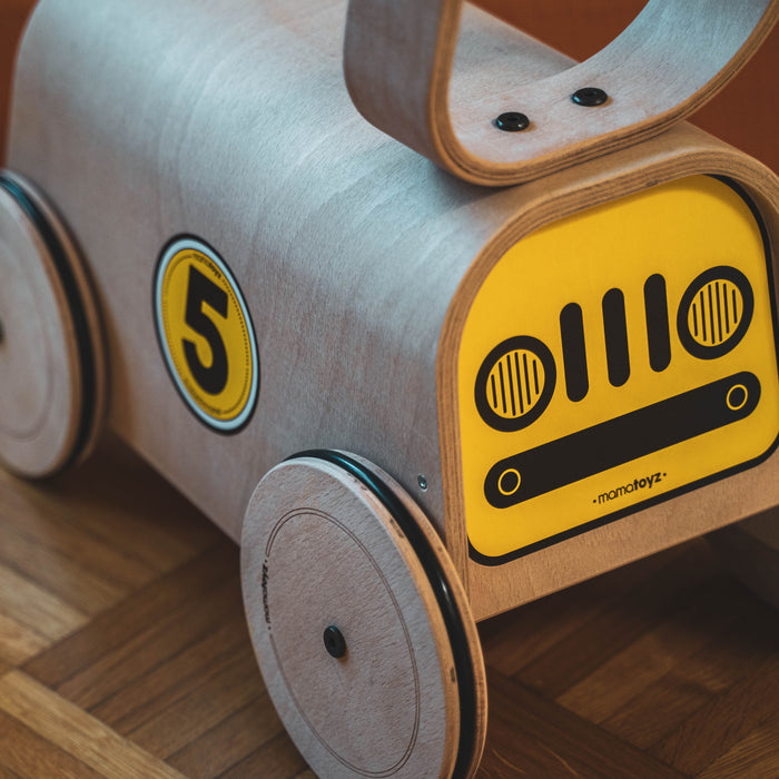 Mamatoyz Racer – Lauflernwagen aus Holz mit einstellbarer Geschwindigkeit & Staufach, ab 10 Monaten